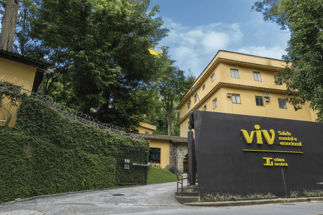 Faixada da unidade, com um imóvel amarelo e o letreiro ViV Saúde Mental e Emocional | Clínica da Gávea